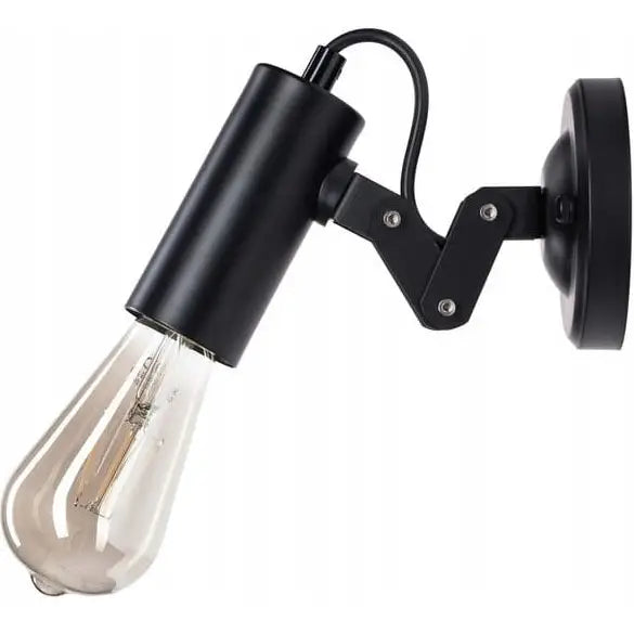 Justervbar veggmontert svart metallampe med synlig lyspære og industrielt design, sett fra siden.