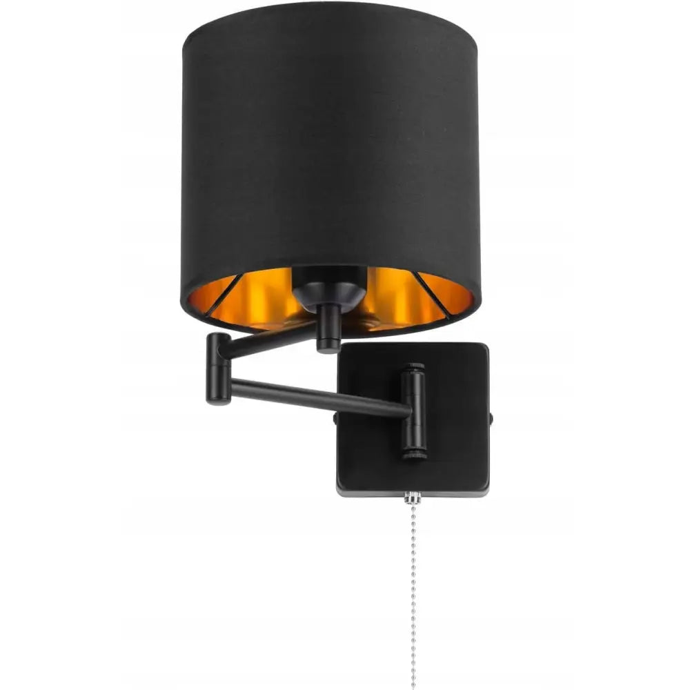 Justerbar vegglampe med sort sylinderformet skjerm, gyllen innside og leddarm med kjedebryter.