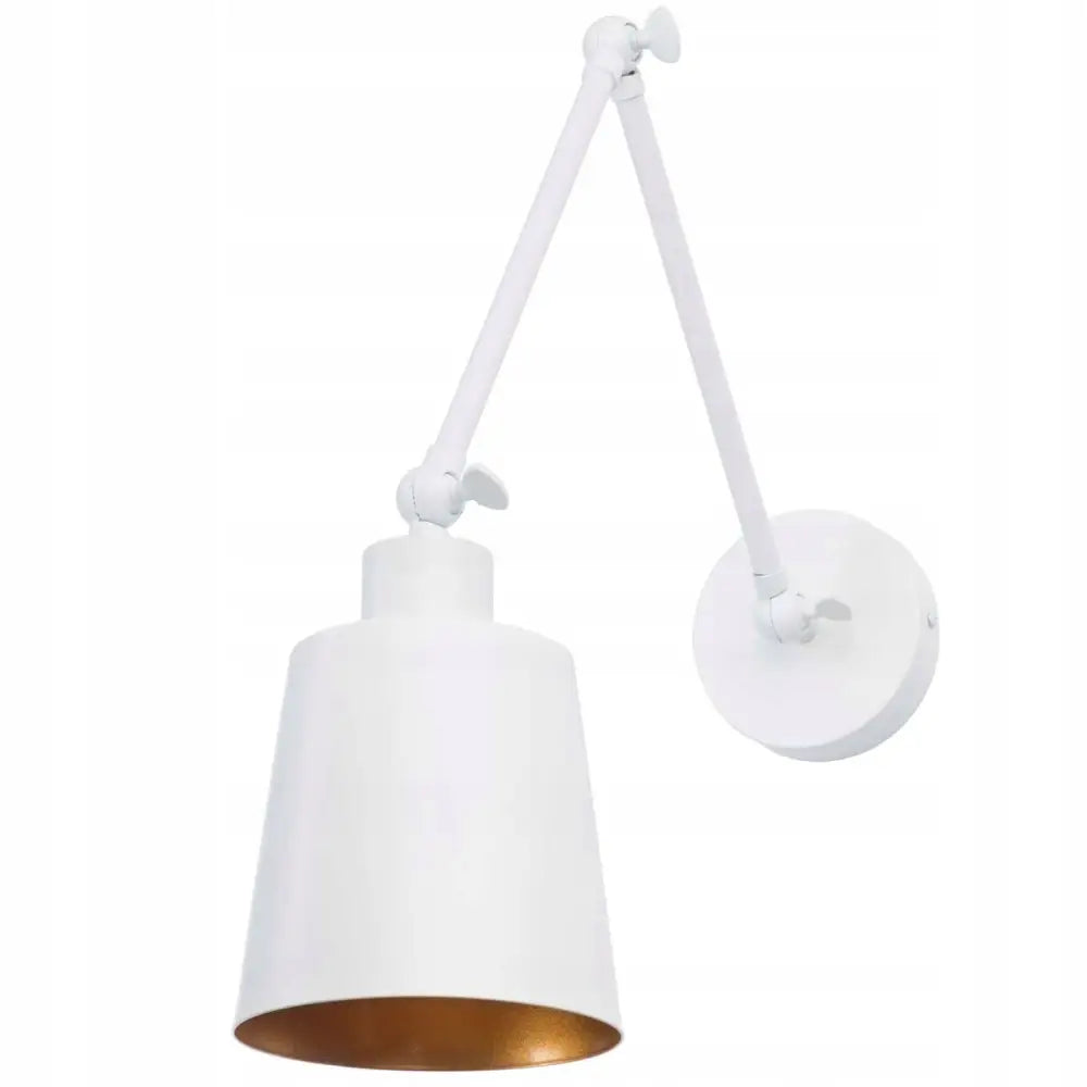 Justervesbar vegglys i hvitt metall med konisk skjerm, gyllen innside og justerbar arm, sett fra skrå vinkel.