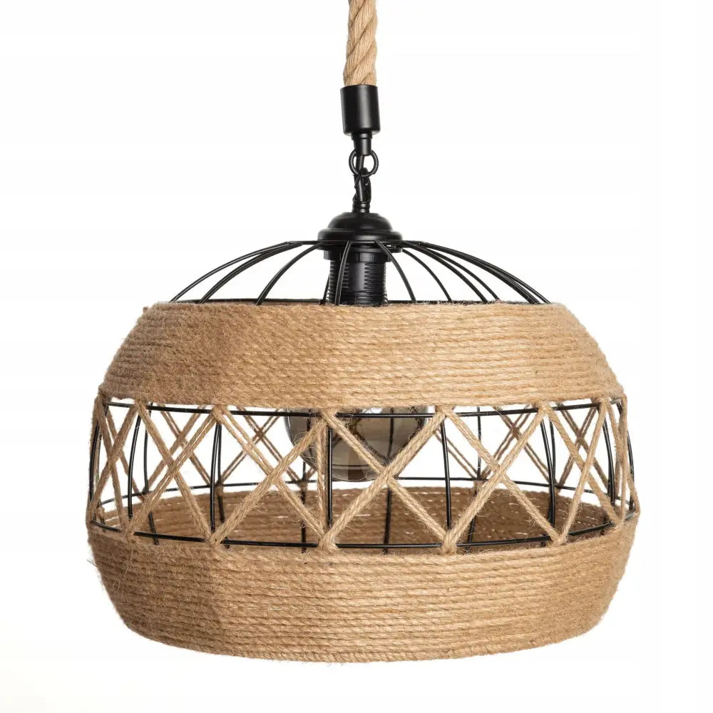 Jute hengelampe i boho-stil, sidevisning med sort metallskjerm, kryssede jutetau og synlig kuppeloppheng.