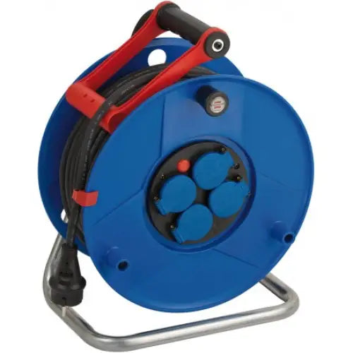 Kabeltrommel i blå plast med svart kabel, fire blå uttak, robust bærehåndtak og metallstativ.