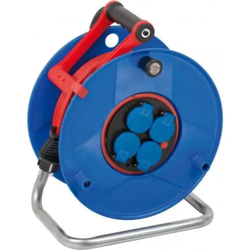 Blå kabeltrommel med fire stikkontakter, rød kabel og bærehåndtak på sølvfarget stativ.