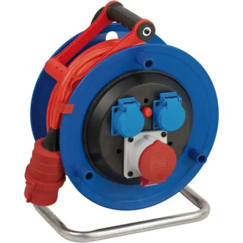 Kabeltrommel med blå kropp, rødt håndtak, rød kabel og tre stikkontakter på metallstativ.