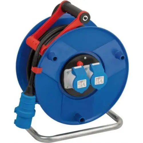 Kabeltrommel Garant CEE 1, blå plast med rødt håndtak, to frontkontakter og sort kabel på metallstativ.