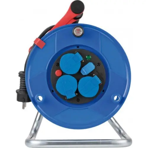 Blå kabeltrommel med fire blå stikkontakter, rødt bærehåndtak og svart kabel på metallstativ, frontvisning.