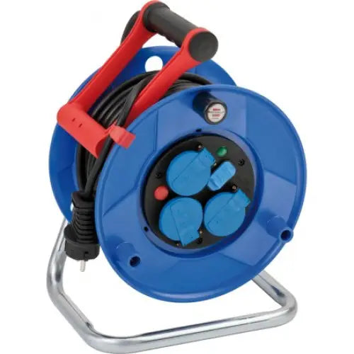 Blå kabeltrommel med sort kabel, tre blå uttak og røde detaljer, montert på metallstativ, skrå forfra.