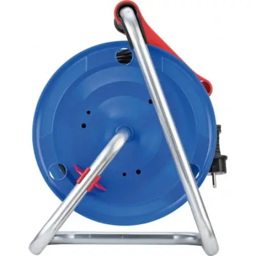Blå kabeltrommel med rødt håndtak på metallstativ, frontvisning med synlig låseknapp og svarte hull.
