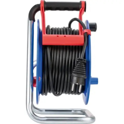 Kabeltrommel med sort trommel, blå og røde detaljer, sidevisning med synlig oppkveilet kabel og støpsel foran.