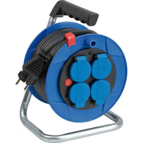 Kabeltrommel Garant Kompakt, blå plast med fire stikkontakter, svart håndtak og opprullet strømkabel.