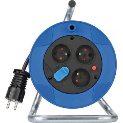 Blå kabeltrommel Garant Kompakt med tre stikkontakter, USB-port og synlig ledningsplugg på metallstativ.