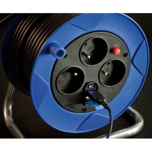 Kabeltrommel Garant Kompakt, blå plast med tre stikkontakter og USB, nærbilde av siden og metallramme.