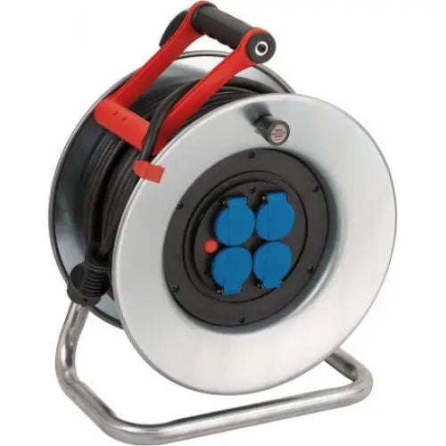 Kabeltrommel Garant S med fire blå uttak, sort kabel og rødt håndtak, skråvisning mot hvit bakgrunn.