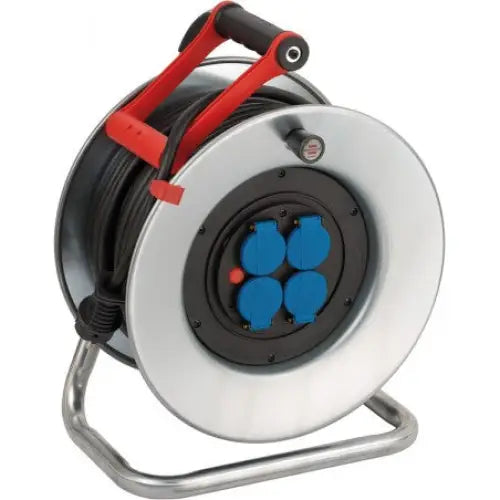 Kabeltrommel Garant S med fire blå stikkontakter, sort kabel og rødt håndtak på sølvfarget ramme.