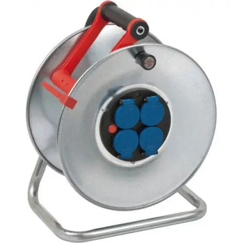 Kabeltrommel i metall med fire blå stikkontakter, rød bærehåndtak og sort sveiv på stativ, sett skrått forfra.