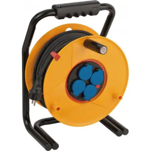 Kabeltrommel for industri, gul plastkropp med fire blå uttak og sort håndtak, kabel rullet på trommelen.