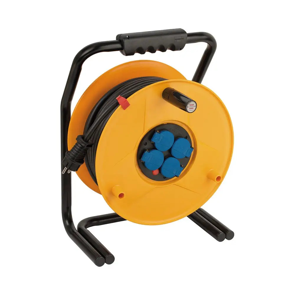 Gul industriell kabeltrommel med fire blå stikkontakter, svart ramme og bærehåndtak, sett på skrå forfra.