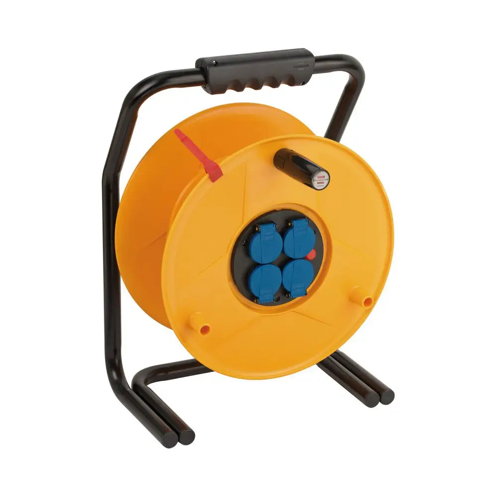 Gul kabeltrommel for industri, fire blå stikkontakter synlige på sort stativ, sett skrått forfra.