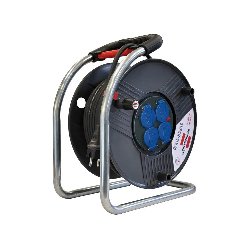 Kabeltrommel for byggeplass, sort trommel med fire blå uttak på sølvstativ og rød detalj, sett fra siden.