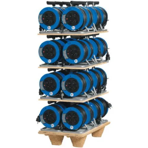 Kabeltrommel Kompakt 15m, fire paller med stablede blå og svarte tromler med håndtak, arrangert i rekker.