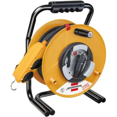 Kabeltrommel Powerblock IP54, gul med svart stativ, flere stikkontakter og oppviklet kabel synlig forfra.
