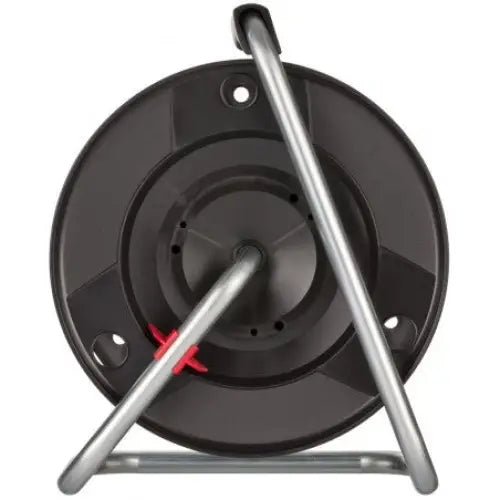 Kabeltrommel uten kabel, sort plast med sølvfarget metallstativ og røde detaljer, frontvisning.