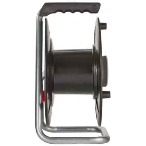 Kabeltrommel uten kabel, sidevisning som viser riflede fingeruttak på håndtaket og robust metallstativ.