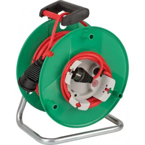 Grønn kabeltrommel for utendørs bruk, rød ledning rulles på sølvfarget stativ med sort bærehåndtak.