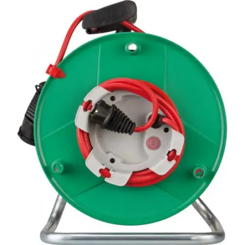 Kabeltrommel for utendørs bruk, grønn plast, rød ledning og svarte plugger synlige fra fronten.