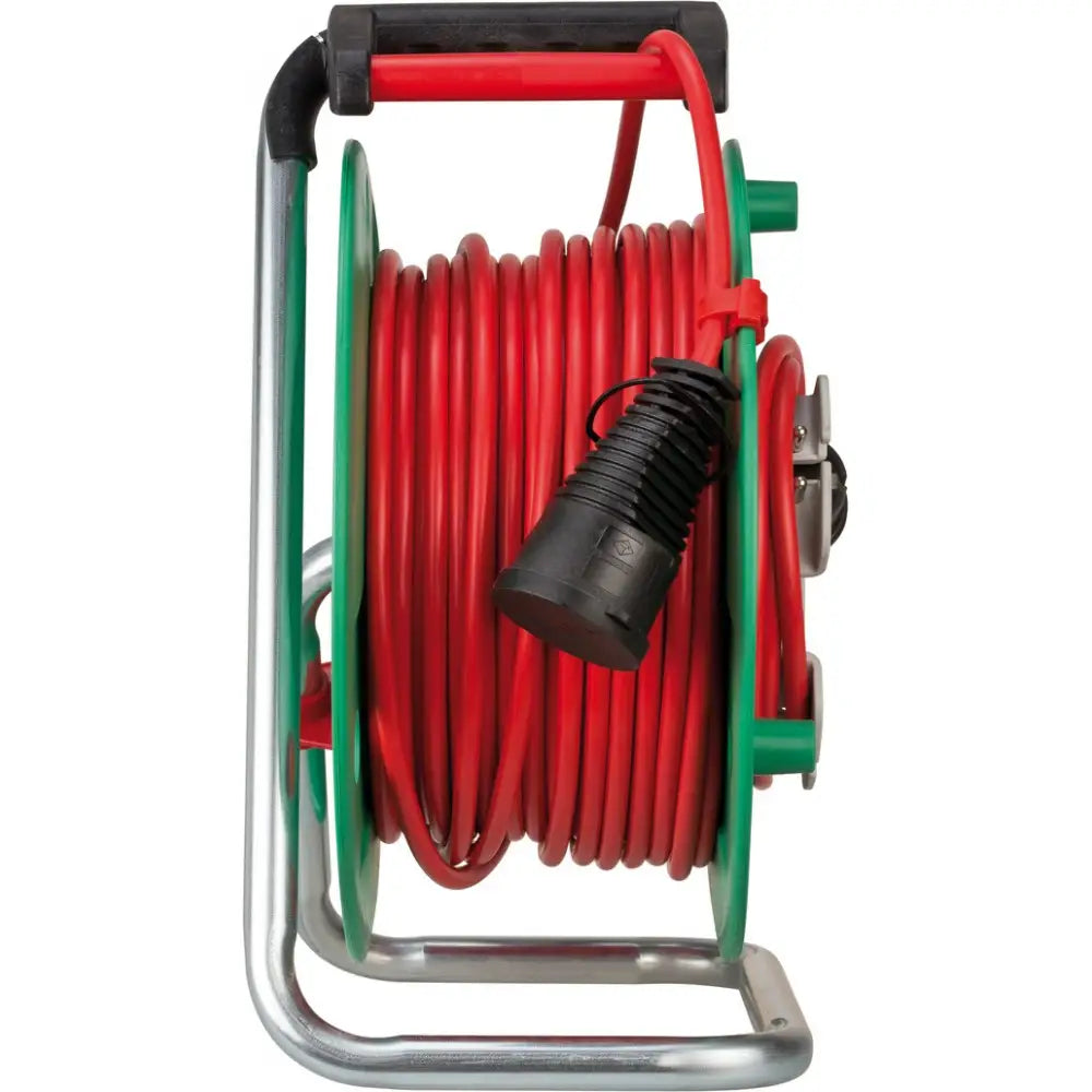 Kabeltrommel for utendørs bruk, grønn plast med rød ledning og sort håndtak, sett fra siden.