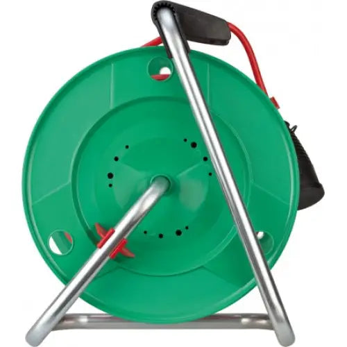 Kabeltrommel for utendørs bruk, grønn trommel med rød kabel, sett forfra på metallstativ med sort håndtak.