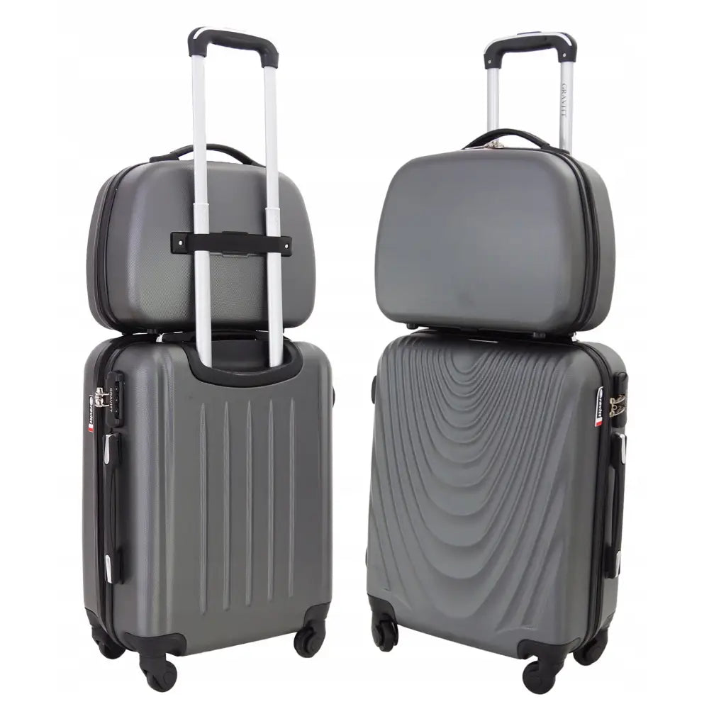 Kabinveske og koffertsett 2-i-1 i grå hardplast, for- og bakside med håndbagasjevesker, teleskophåndtak og fire hjul.