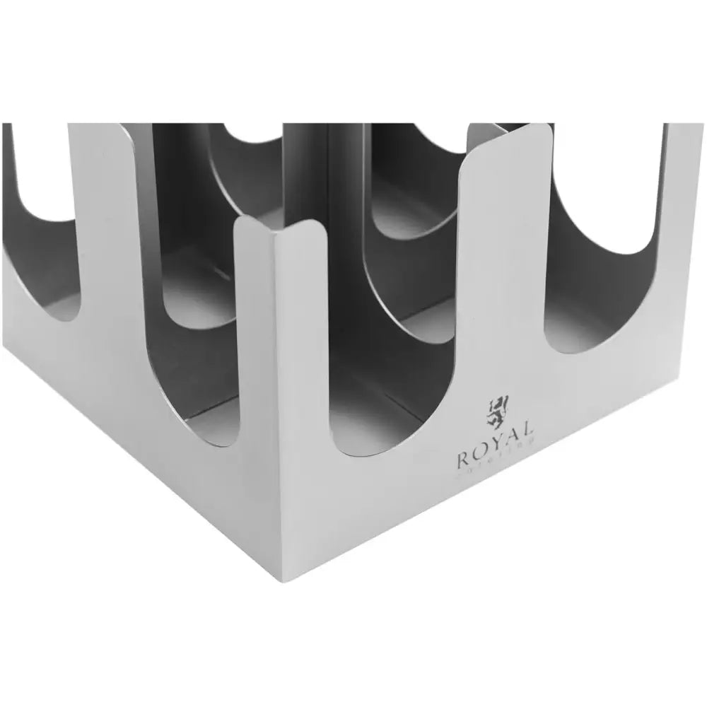 Kaffedrikke takeaway kopp- og lokkholder i stål, nærbilde av sølvfarget stativ med buede utskjæringer og logo.