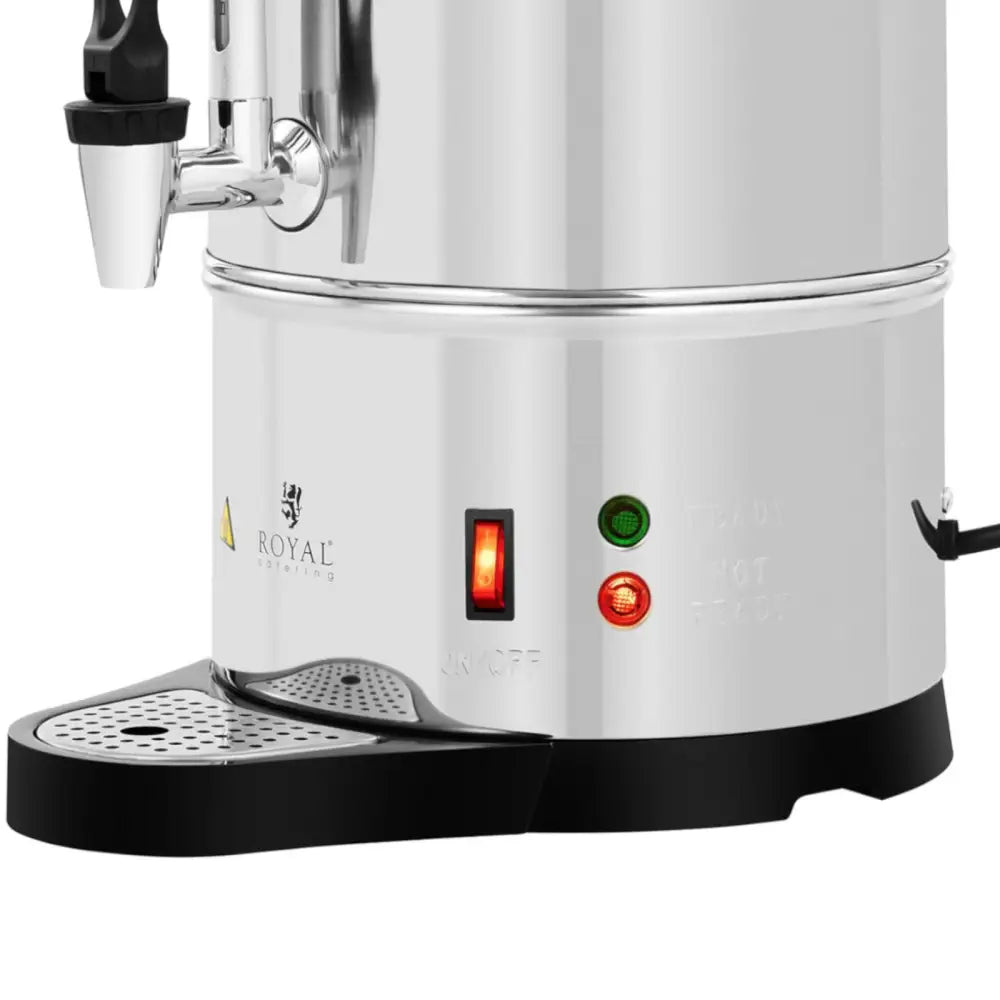 Kaffetrakter med tekanne, skrå sidevisning som viser tappekran, dryppbrett, indikatorlys og svarte detaljer.