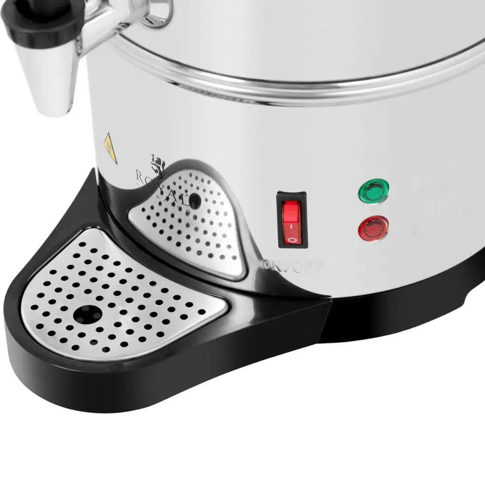 Kaffetrakter med tekanne og tappekran, detalj av dryppbrett, indikatorlys og av/på-bryter nær basen.