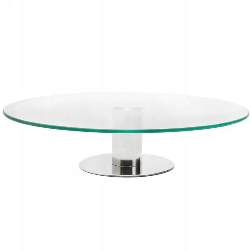 Kakefat i klart glass med lav sølvfot, sideprofil mot hvit bakgrunn som fremhever brettets rene linjer.