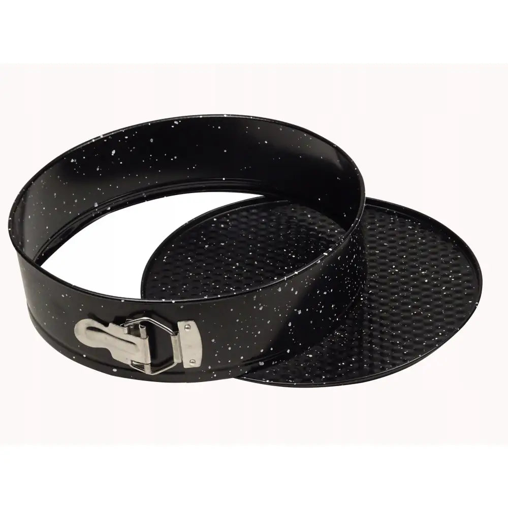 Sort kakeform med hvite prikker, skråvisning med åpen bunn og sølvfarget lukkemekanisme i metall.