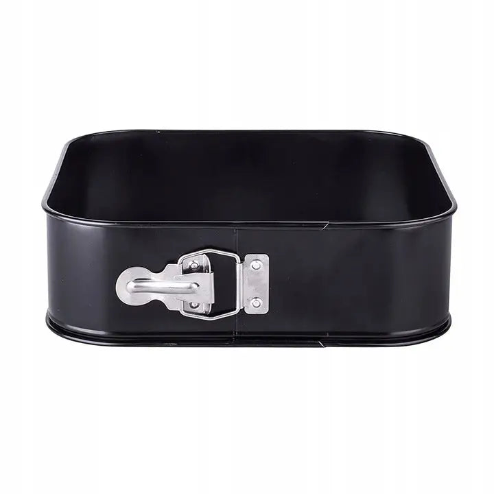 Rektangulær sort bakeform i metall med sølvfarget klips-lås på siden, sett forfra.