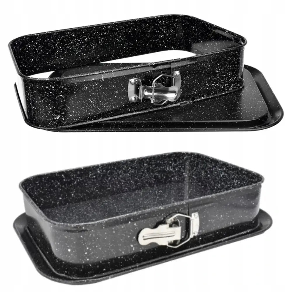 Rektangulær bakeform i sort metall med hvite prikker og sølvfarget lås, sett fra siden og skrått ovenfra.