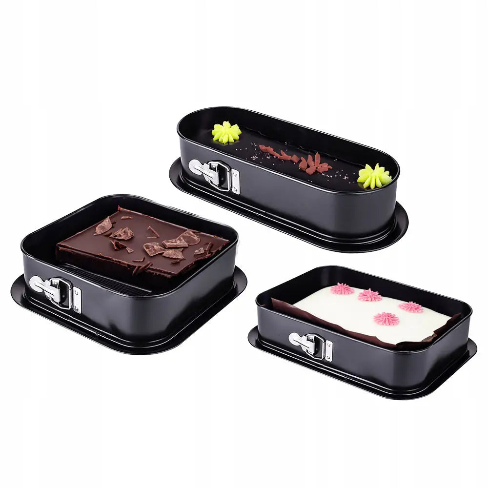 Kakeform med løs bunn, sett med tre sorte springformer med sølvfargede låser og pyntede kaker.