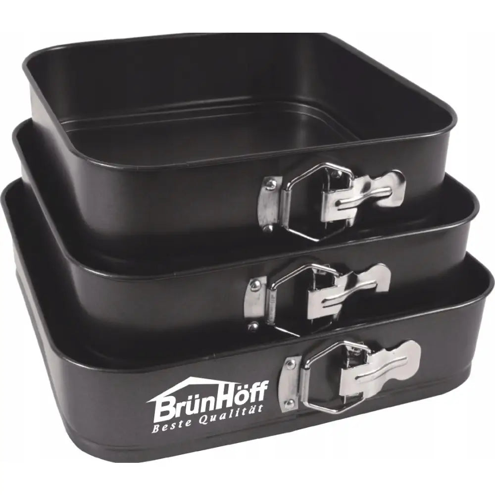 Kakeform sett med tre svarte metallformer, stablet og vist fra skrå vinkel, sølv låser og hvit logo.