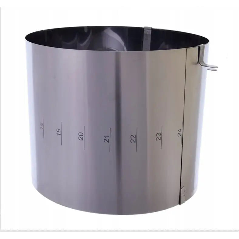 Kakekrage med måleskala, justerbar sølvfarget form med målmarkeringer og lås, sett fra skrå vinkel.