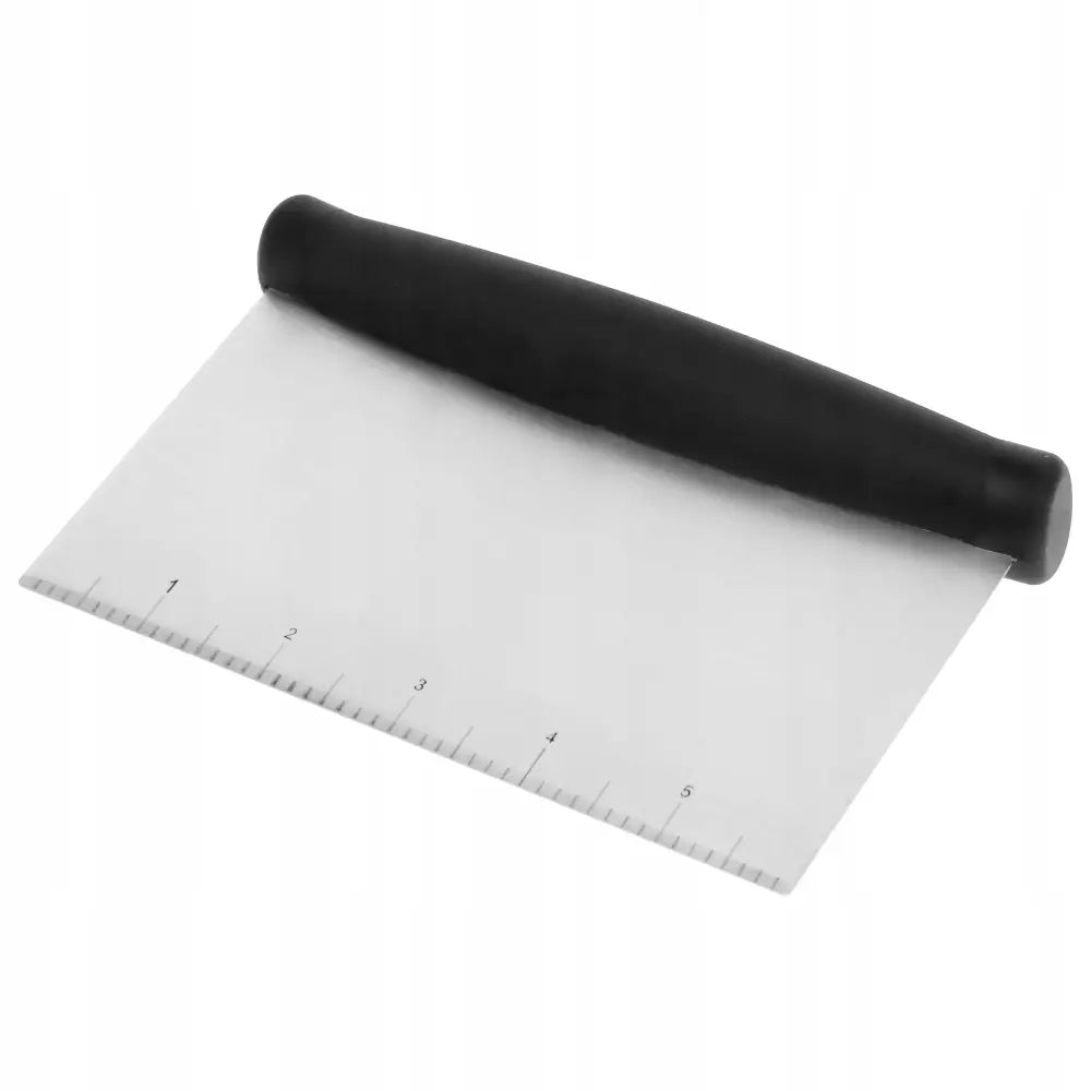 Kakespade med måleenhet, skrå oversiktsvinkel som viser blad med inngravert måleskala og sort håndtak.