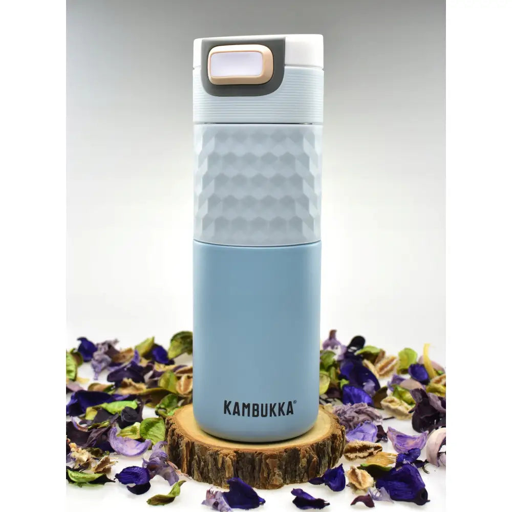 Kambukka Etna Grip termokopp 500 ml i briseblå, frontvisning med strukturert lokk, stående blant tørkede blomster.