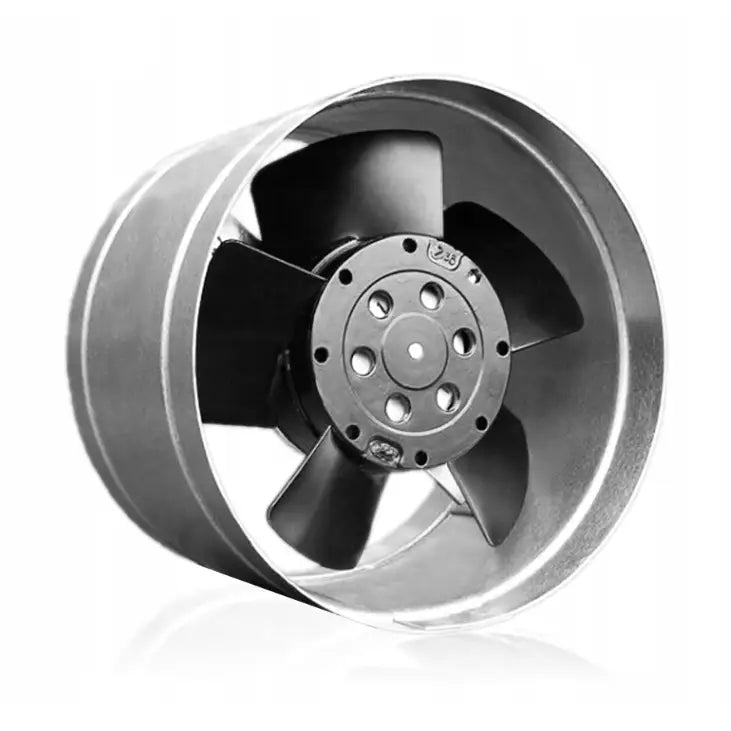 Kanalvifte Peis Turbin Whisper 125, skrå frontvisning med fire svarte blader og sølvfarget ramme i metall.