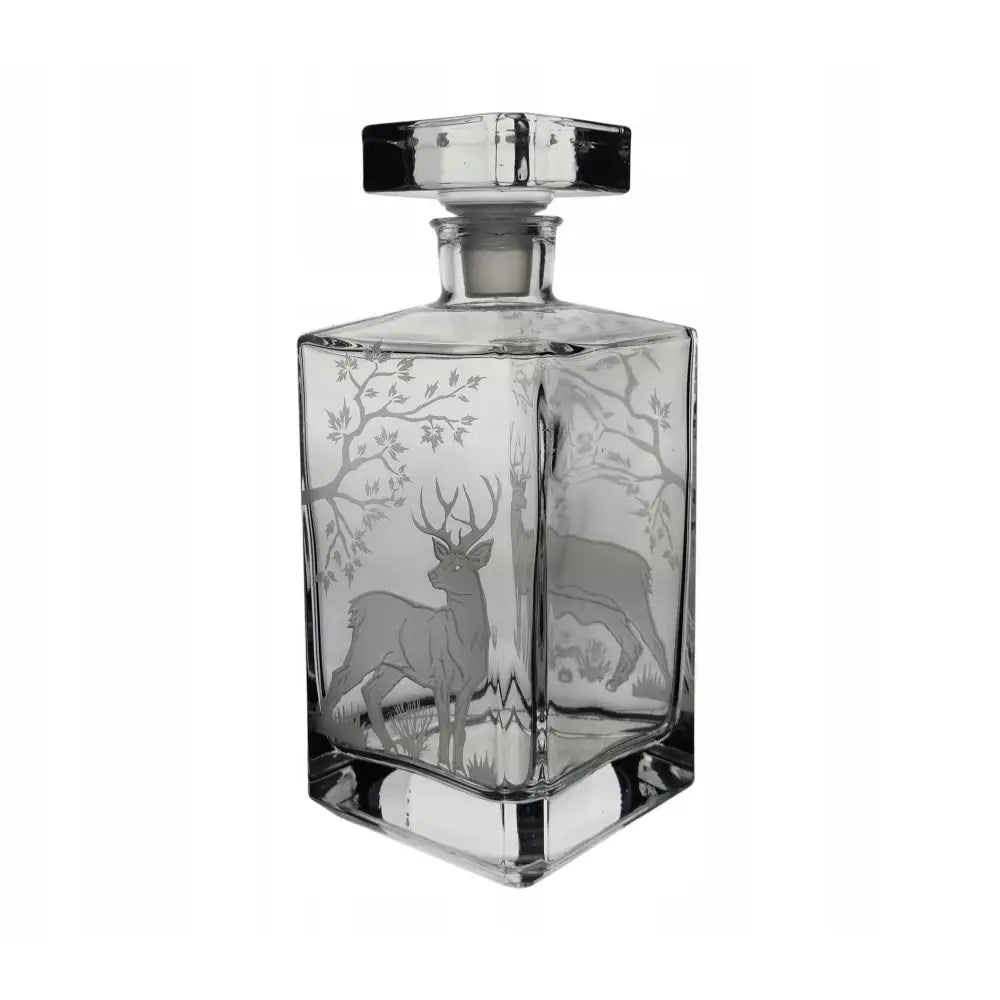 Karaffel for bourbon whisky med jaktmotiv, viser to hjorter og trær, slipte detaljer og solid glasspropp.