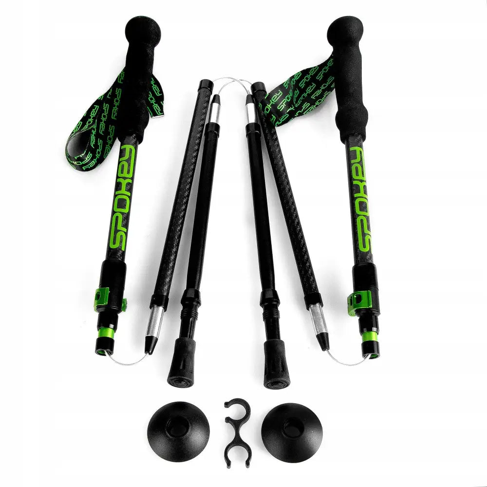 Karbonvandrestaver, sett ovenfra med grønne detaljer, håndleddsstropper, gummiføtter og etui.