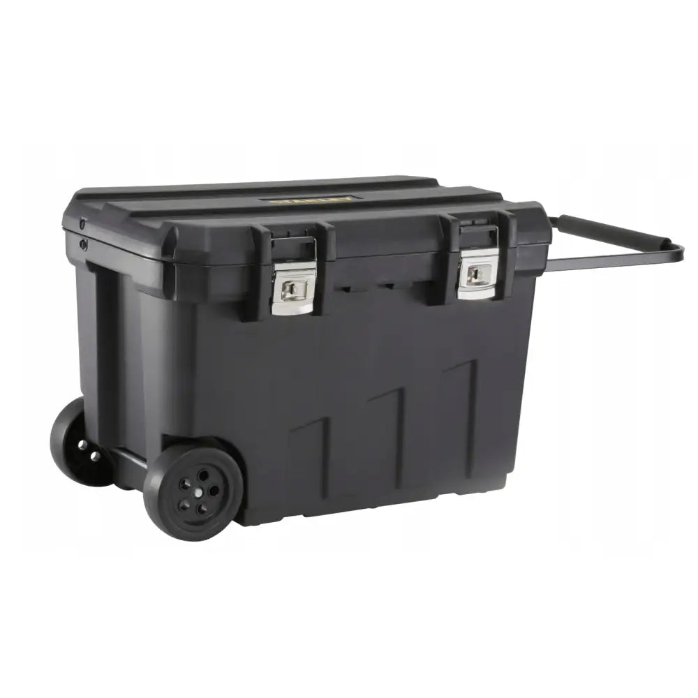 Stor sort oppbevaringskasse på hjul, sett skrått forfra med uttrekkbart håndtak og to solide metallåser.