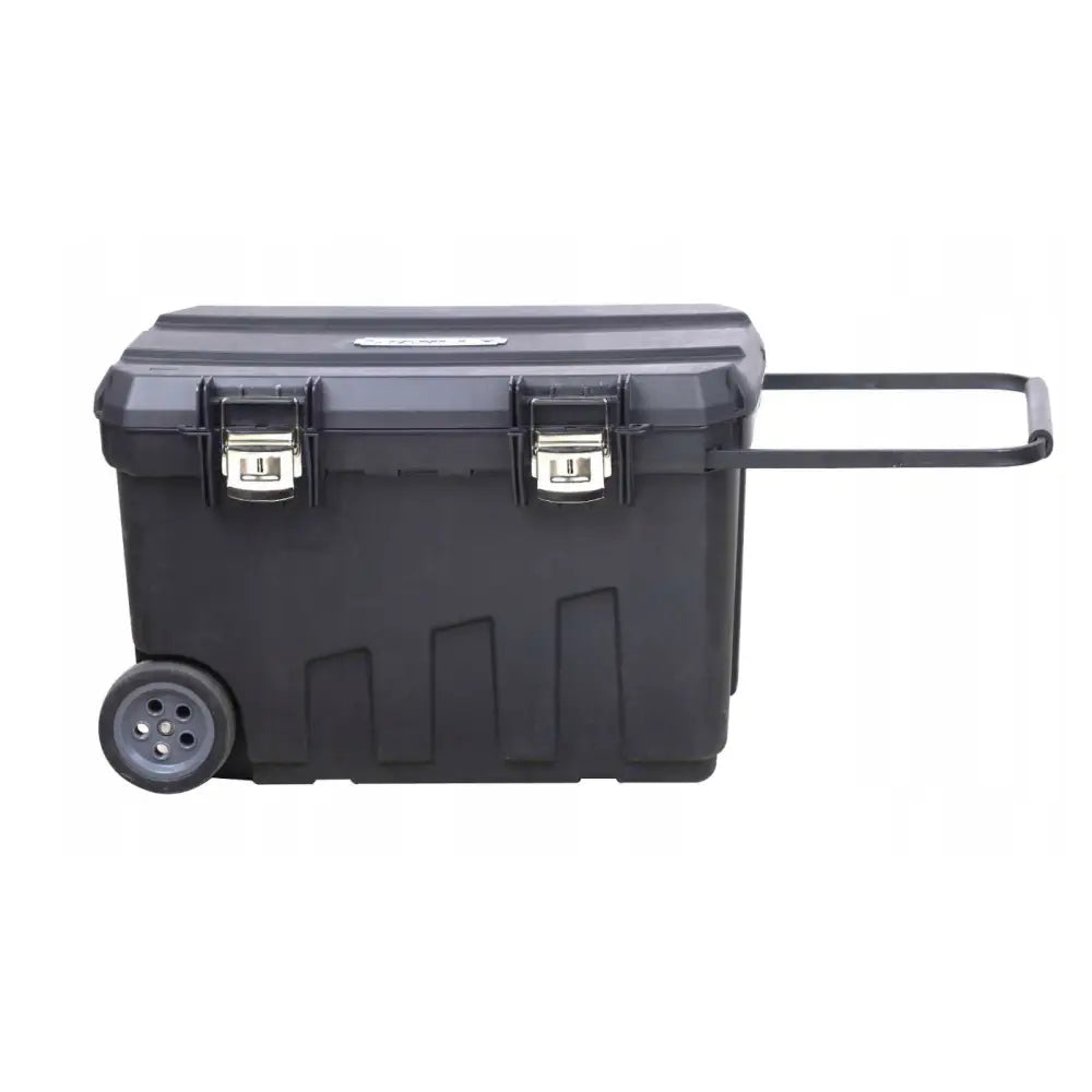 Sort oppbevaringskasse på hjul med metallspenner, sett fra siden, viser uttrekkbart håndtak mot hvit bakgrunn.