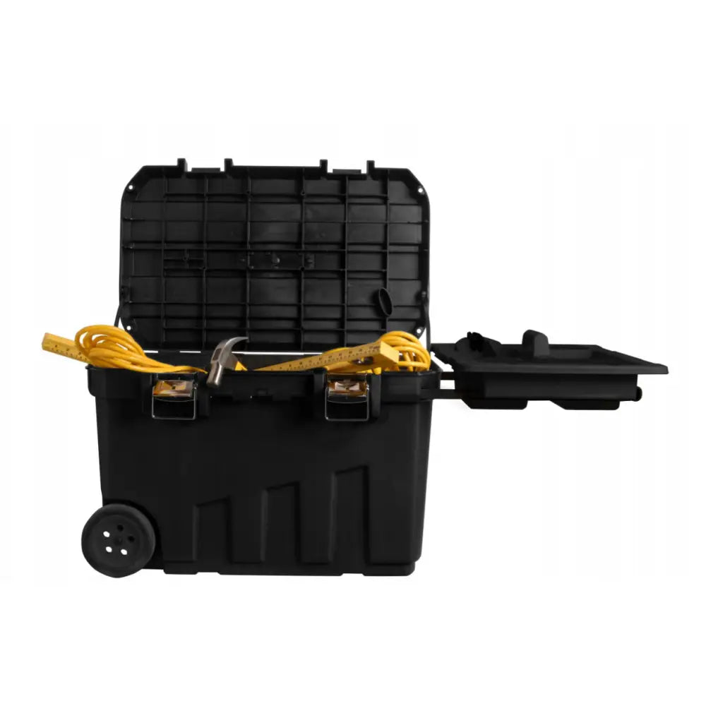 Kasse på hjul 91L, åpent lokk viser gul skjøteledning, hammer og målebånd i svart plastkasse.