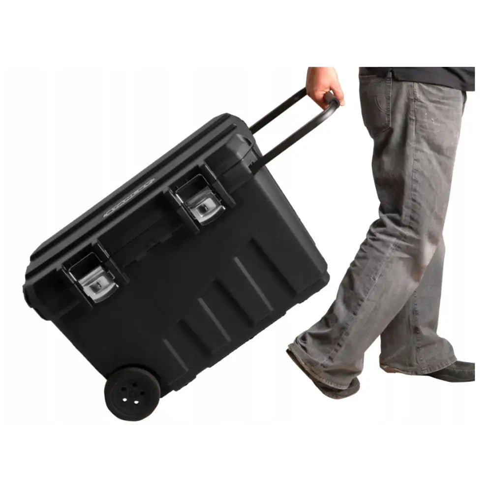 Kasse på hjul 24 galloner, sidevisning av svart plastkoffert med metalliske låser, hjul og teleskophåndtak i bruk.